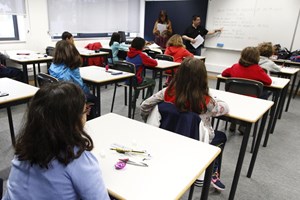 sala de aulas alunos estudantes escola ensino educação