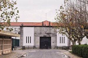 Três guardas prisionais agredidos por recluso alcoolizado na cadeia do Linhó