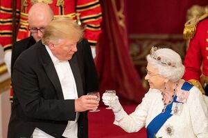 Donald Trump com a rainha Isabel II