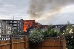 Mais de 100 bombeiros combatem incêndio de grandes dimensões em zona habitacional em Londres