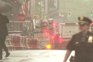 Helicóptero colide contra prédio em Nova Iorque