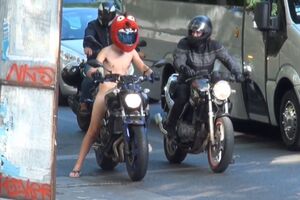 Homem nu surpreende ao fazer cavalinhos na Avenida da Liberdade, em Lisboa