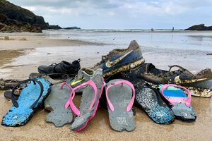 Dezenas de peças de calçado da Nike nas praias dos Açores