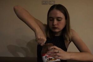 Ex-modelo devora um quilo de nutella em quatro minutos