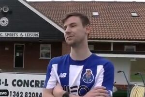 Jake Imrie mostra-se de camisola do FC Porto na apresentação do clube inglês