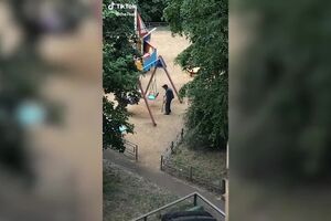 El video de dos abuelos rusos en un columpio que se ha vuelto viral (1).mp4