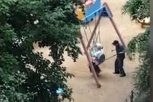 Casal idoso a andar de baloiço