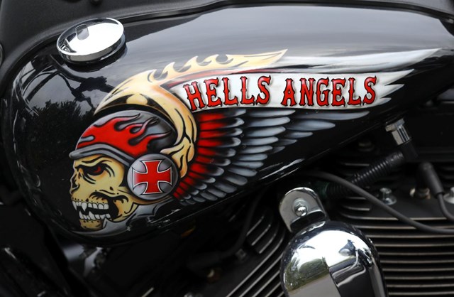 Apoiante dos Hells Angels filmado a urinar em carro da PSP