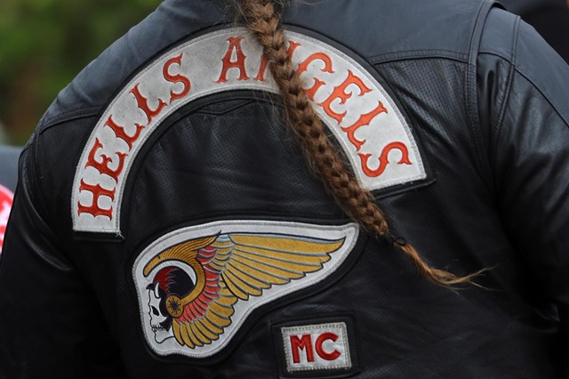 Apoiante dos Hells Angels filmado a urinar em carro da PSP