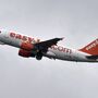 Passageira expulsa de avião da EasyJet por usar decote acentuado