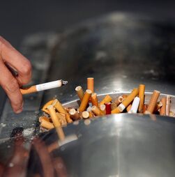 Filtros de cigarros agravam saúde dos fumadores e contribuem para desastre ambiental