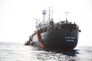 Barco de resgate alemão dirige-se para Lampedusa com 65 migrantes