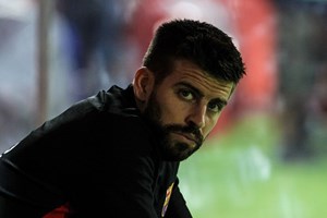 Piqué com lesões em dois ligamentos do joelho direito