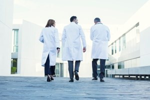 Estudantes de Medicina rejeitam ideia de obrigar jovens médicos a permanecer no SNS