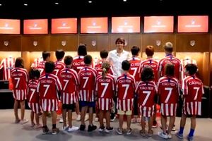 João Félix surpreende crianças sócias do Atlético de Madrid e distribui presentes