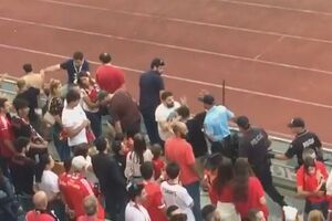 Momento do empurrão a adepto do Benfica que fraturou vértebra da coluna