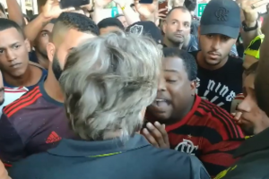 Jorge Jesus saiu do autocarro para encarar os adeptos do Flamengo em fúria