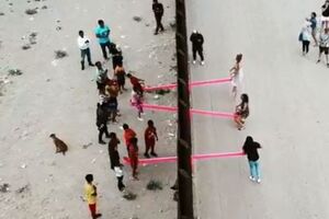 Baloiços instalados na fronteira entre México e EUA fazem as delícias de crianças e adultos
