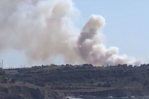 Incêndio lavra em zona de mato e mobiliza um meio aéreo na Costa de Caparica