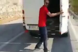 Tirar una nevera por el monte y difundirlo. No se sabe que gana este hombre contaminando l.mp4