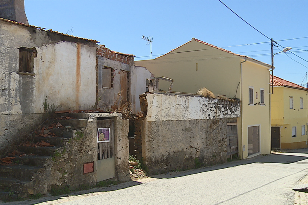 Reconstrução de casas ardidas em Pedrógão Grande esteve suspensa por falta de pagamento