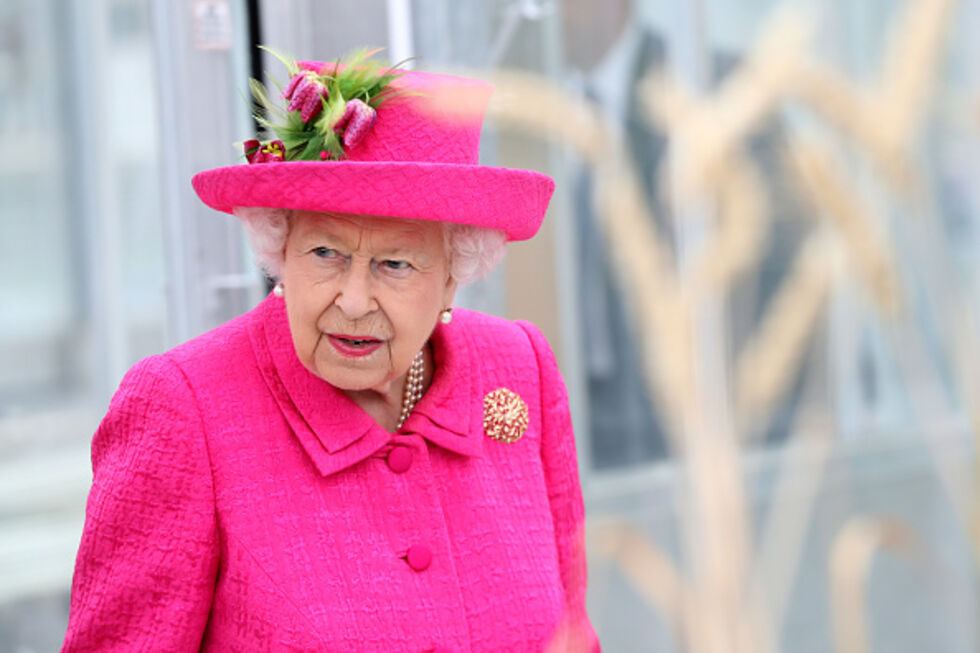 Rainha Isabel II recusa ajuda a a plantar árvore aos 93 anos de idade