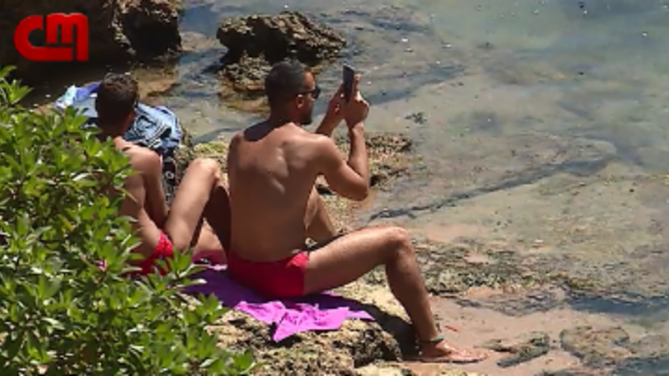 Nascente de água podre em praia de Cascais