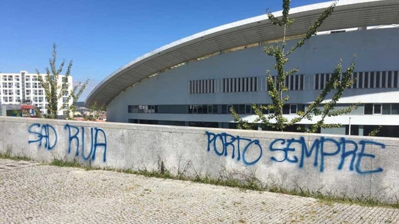 Paredes junto ao Estádio do Dragão vandalizadas com críticas à SAD do FC Porto e Super Dragões