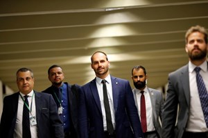 Filho de Bolsonaro pede a apoiantes que defendam políticas conservadoras do governo