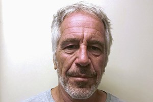 Prisão onde Jeffrey Epstein estava detido acusada de 'negligência'