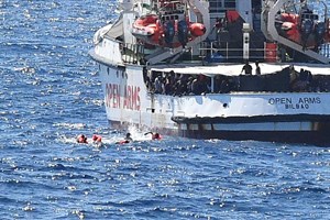 Desespero no Open Arms. Nove pessoas lançaram-se ao mar para nadar até Itália