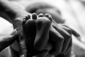 Bebé encontrado com vida em contentor de lixo em Luanda