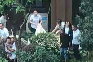 Menino de três anos cai de sexto andar e vizinhos usam manta para salvá-lo