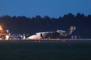 Avião que transportava equipa da cantora Pink explode após aterragem de emergência