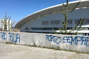 Paredes junto ao Estádio do Dragão vandalizadas com críticas à SAD do FC Porto e Super Dragões