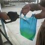 Um saco de plástico cheio de gasolina? Já aconteceu, mas não em Portugal