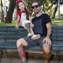 Pai tatua prótese para ficar igual à da filha cuja perna foi amputada