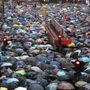 Ruas de Hong Kong cobertas de guarda-chuvas durante protestos