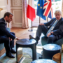 Boris Johnson pousa o pé na mesa durante reunião com Macron