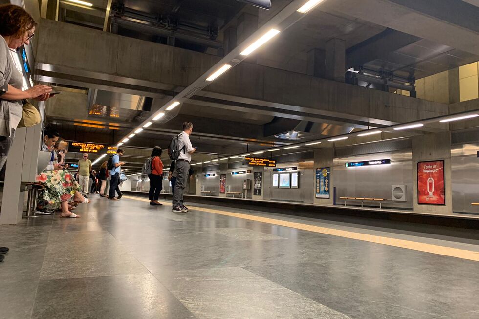 Restabelecida circulação na Linha Azul do Metro de Lisboa - Portugal - SÁBADO