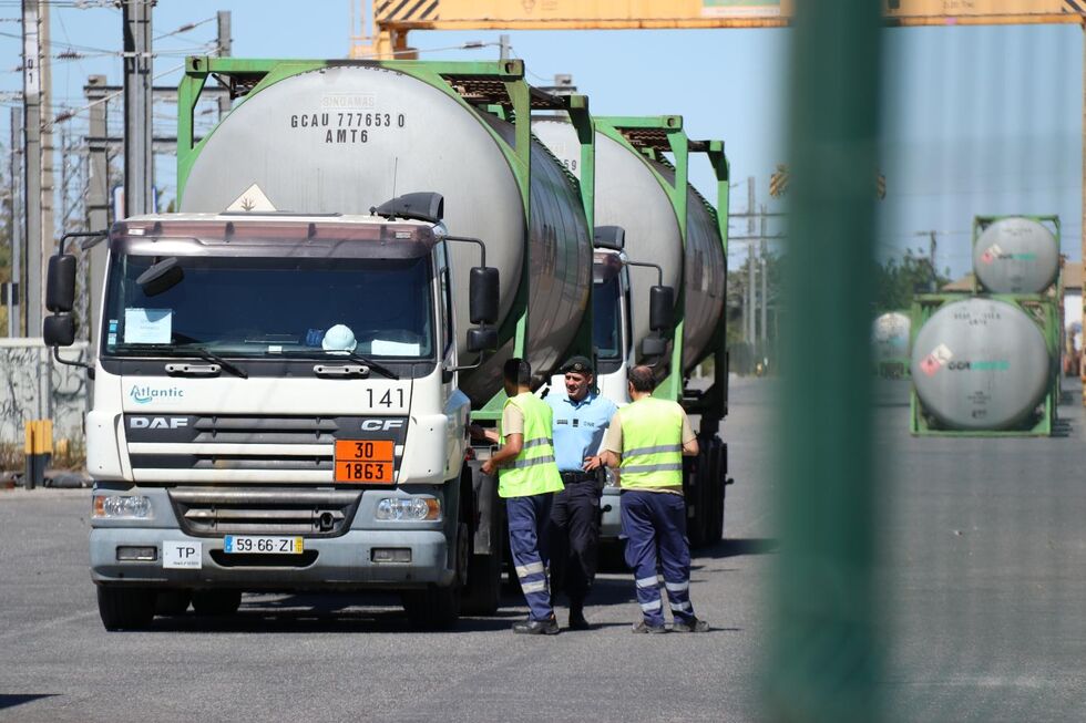 Greve motoristas - camiões a cumprir serviços mínimos 