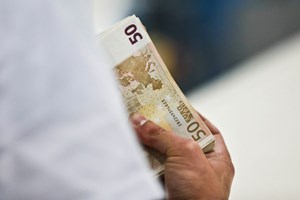 Trabalhadores que ganhavam entre salário mínimo e até 999,99 euros eram 66,9% em 2021