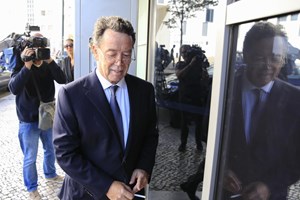 Ministério Público quer Manuel Pinho transportado pela GNR do Algarve para Braga
