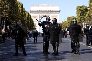 Radicais de extrema-esquerda infiltram-se em marcha pelo clima em Paris