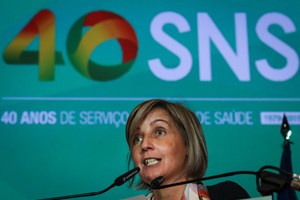 Ministra da Saúde disponível para pedir desculpa quando é devida