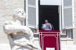 Papa Francisco resgatado por bombeiros após ficar preso em elevador no Vaticano