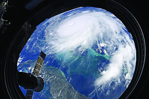 Objeto de lixo espacial cai em casa de uma familia, agora pedem uma indminização à NASA