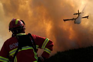 Bombeiros no combate aos fogos, xxx