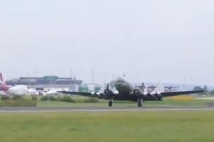 Avião da Segunda Guerra Mundial aterra de emergência em Manchester	