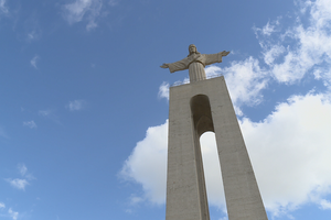 Turista violada em barraca abandonada durante visita ao Cristo Rei